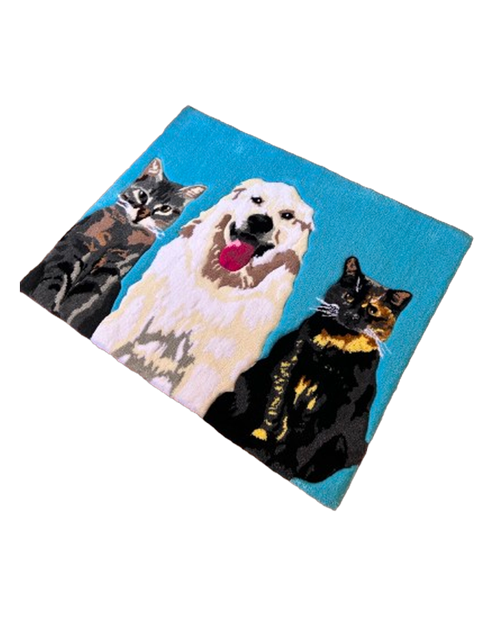 Alfombra tufting con los retratos de un perro y dos gatos en una sola pieza