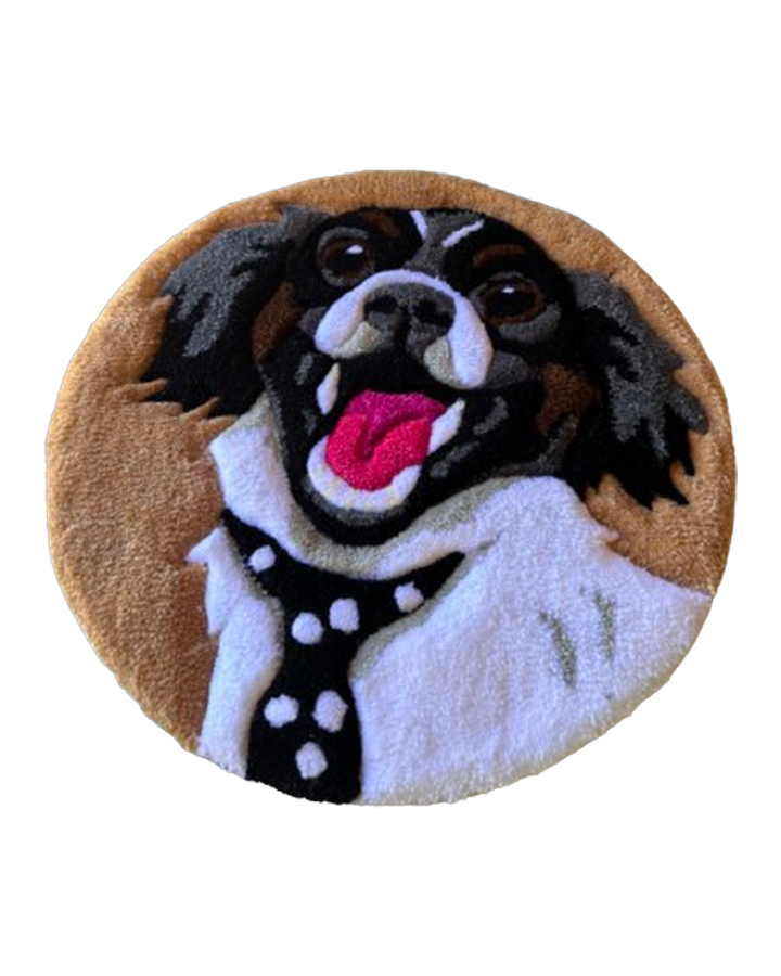 Alfombra tufting circular con el retrato de un perro pequeño con la lengua afuera